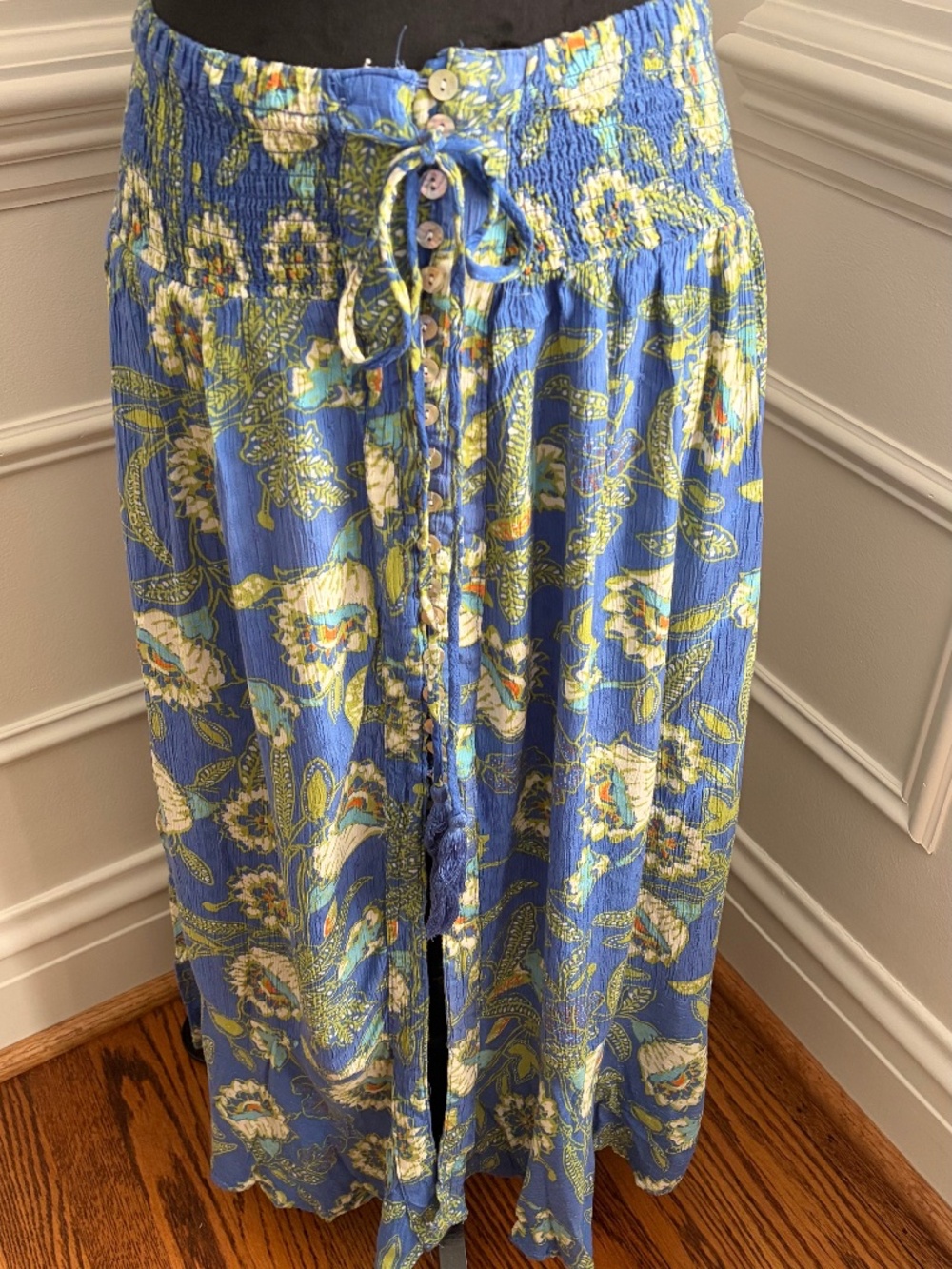 Women’s skirt size medium blue with flowers